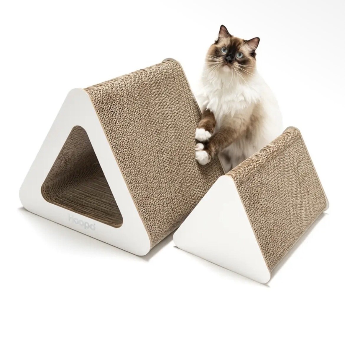 Griffoir Triangle avec sa partie centrale sortie, un chat posé dessus