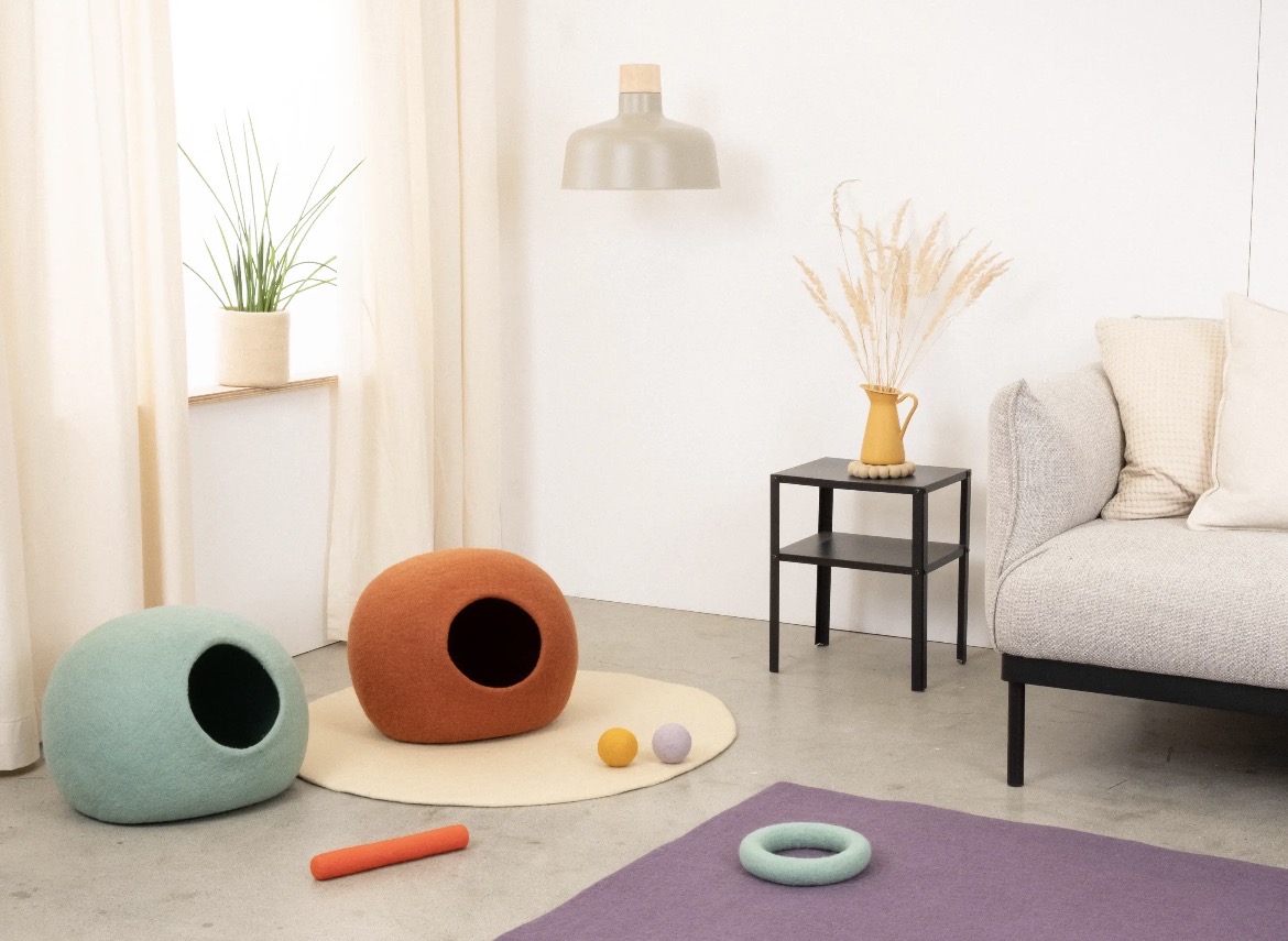Niche Lora en laine feutrée dans un salon