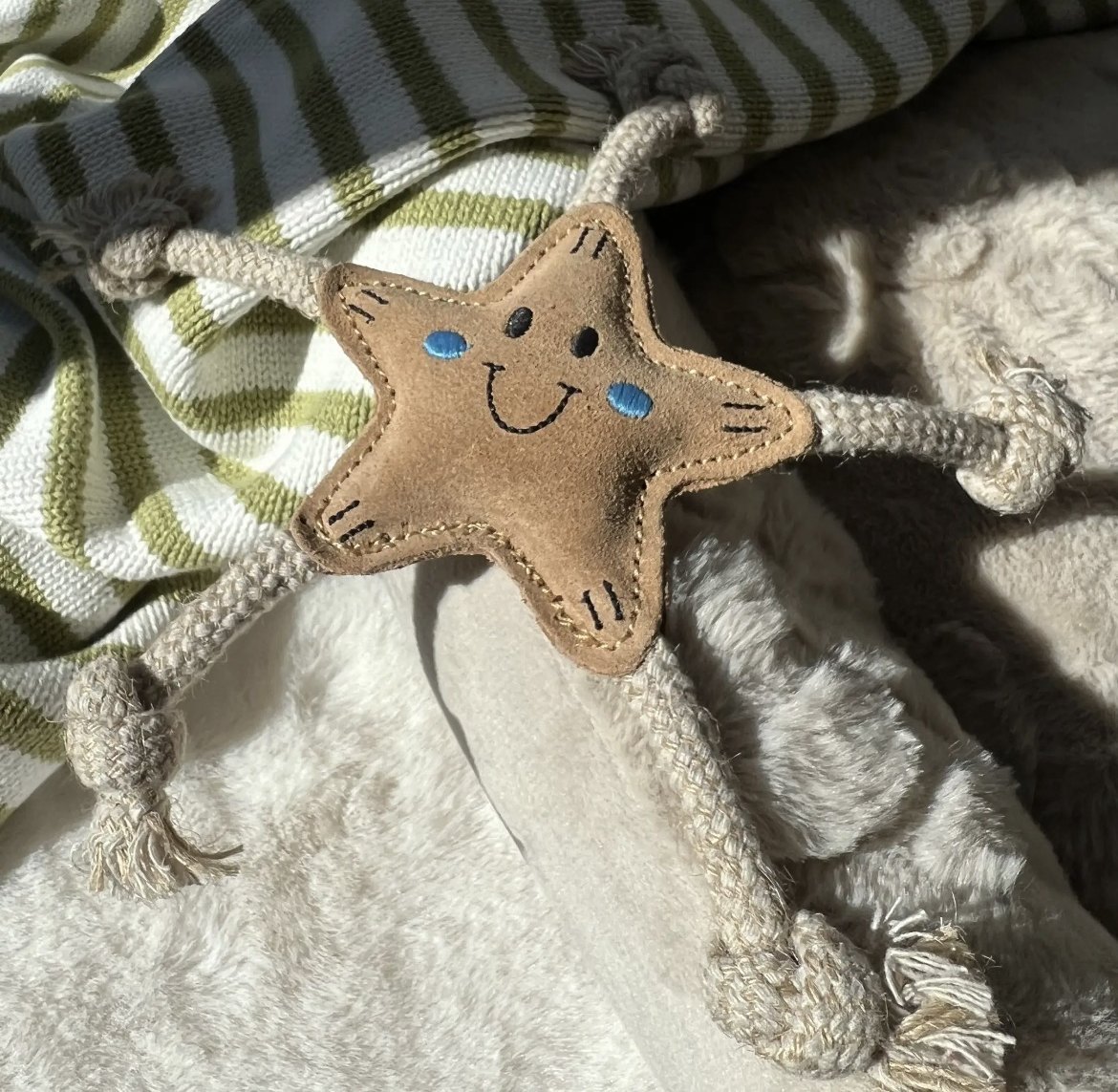Jouet Étoile Stellina détail du visage brodé